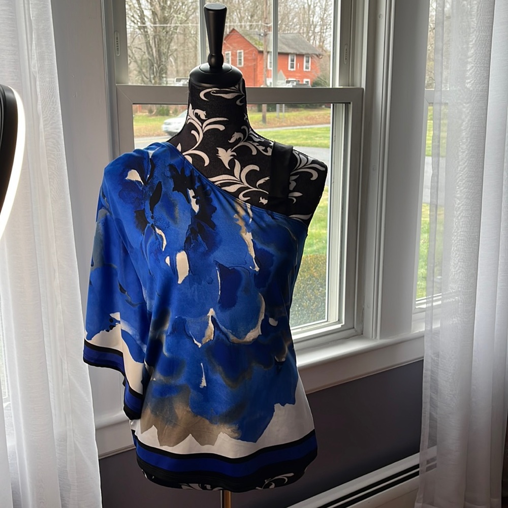 Women’s blouse size M. Boutique find. Gorgeous one sleeve floral dressy blouse.